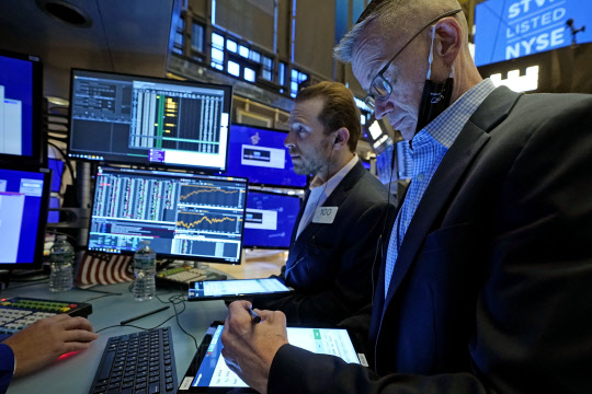 20일(현지시간) 미국 뉴욕 증권거래소 입회장에서 트레이더들이 업무를 처리하고 있다. 이날 뉴욕증시의 3대 지수는 전날 낙폭 과대에 따른 반발 매수세로 1% 이상 올랐다. 앞서 전날 3대 지수는 코로나19 델타 변이의 확산으로 경기 회복세가 꺾일 수 있다는 우려가 반영되면서 모두 큰 폭의 하락세를 보였다.      뉴욕 AP=연합뉴스